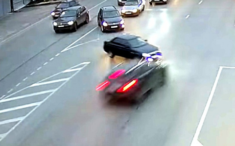 На Муромском шоссе внедорожник врезался в Приору: видео момента ДТП