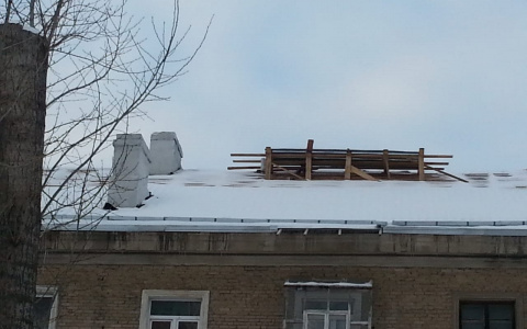 На улице Медицинской жители нескольких домов встретили зиму с разобранными крышами