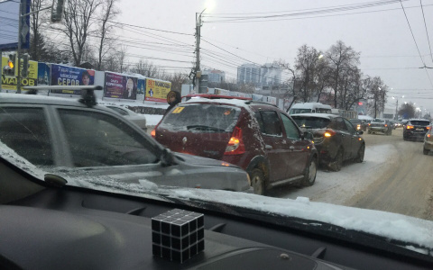 На Московском шоссе из-за сильного снегопада столкнулись три иномарки