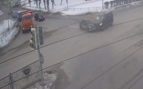 На Московском шоссе столкнулись иномарка и минивэн. Видео момента ДТП