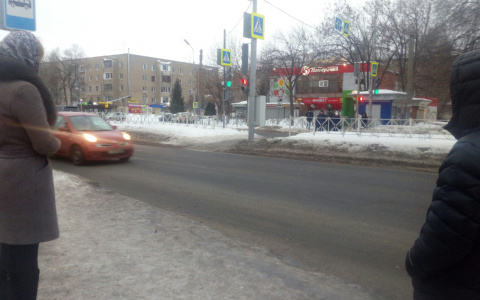Светофор на Черновицкой наконец-то включили, но местные жители продолжают жаловаться на пешеходный переход