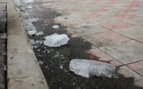 В центре Рязани на четырехлетнего ребенка упала глыба льда