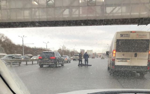 На Московском шоссе рязанец выпал из надземного перехода на проезжую часть