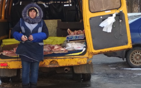 «Мясо на картонке и в пыли»: рязанцы возмущены стихийной торговлей из «Газели»