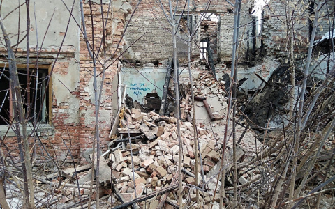В Рязани стена заброшенного здания рухнула рядом с детской площадкой