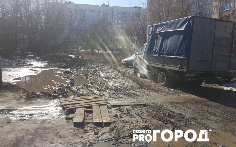 После сноса аварийных домов на Яхонтова и Маяковского, на пустырях образовалась грязь и разбитые тротуары