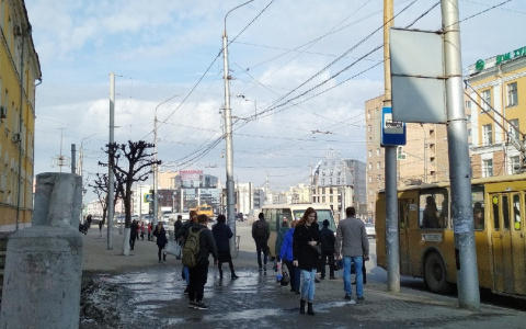 «С остатками неубранного снега лежит мусор: окурки и пакеты»: горожане жалуются на грязные тротуары в центре Рязани