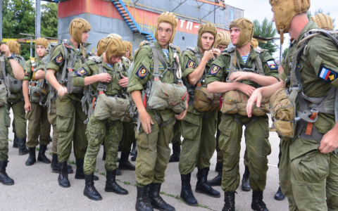 Министерство обороны установило курсантов,которые сорвали погоны: начальники курсантов будут наказаны