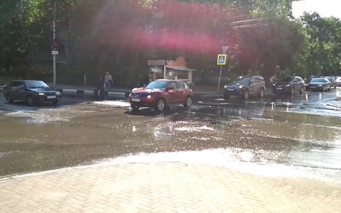 Видео: ещё один рязанский перекрёсток затопило водой