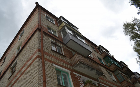 В Рязани из окна многоэтажного дома выпала женщина