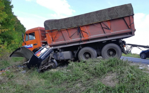 Подробности аварии в Ряжске: водитель "семерки" не справился с управлением и заехал под "КАМАЗ"