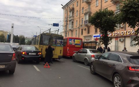 На Первомайском проспекте из-за троллейбуса и двух иномарок парализовало движение