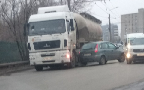Внимание, водители: из-за аварии на проезде Шабулина образовалась пробка