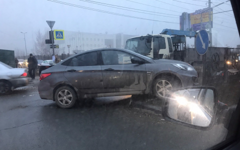 В Рязани возле "Олимпийского" Hyundai въехал в отбойник
