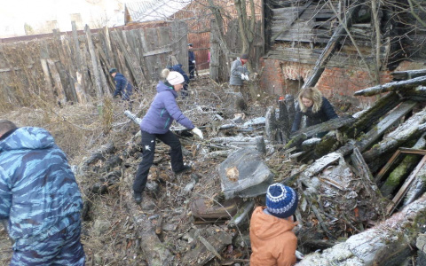 Волонтеры очистили территорию вокруг Дома Любомудрова