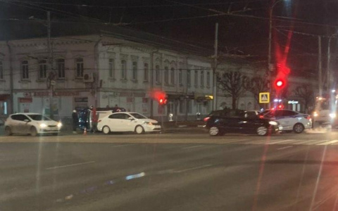 На площади Ленина произошла серьезная авария: столкнулись три машины