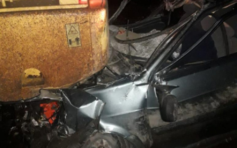 В окрестностях Рязани легковушка оказалась под трактором - водитель скончался