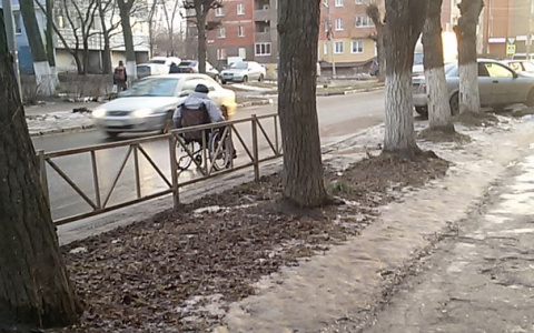 Инвалид на коляске предпочел ехать по проезжей части, чем штурмовать тротуар