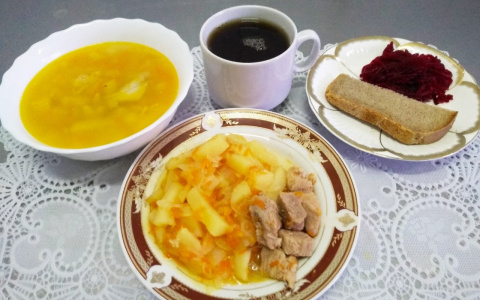 Котлеты - больше, фрукты не режут: как изменились школьные обеды в Рязани