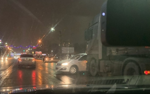 Грузовик столкнулся с Фольксвагеном на Московском шоссе