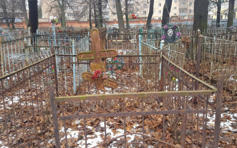 Опустевшее и никому не нужное: читатели рассказали истории, связанные с Лазаревским кладбищем