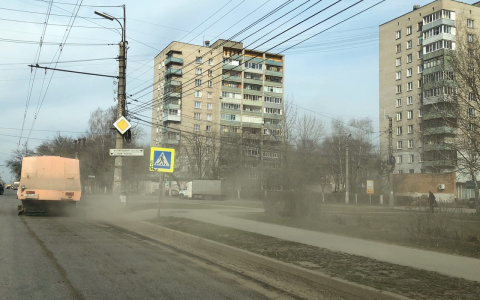 Благоустройство по-рязански: в городе вновь чистят пыльные дороги без воды