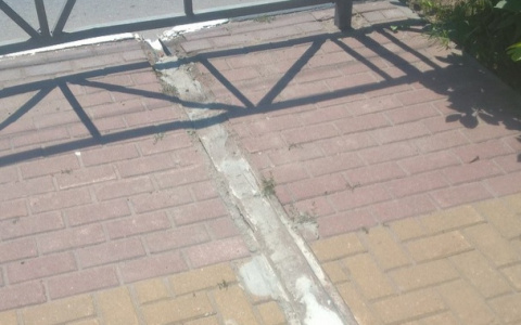 Замуровали, демоны: на Первомайском проспекте ливневой сток заделали бетоном