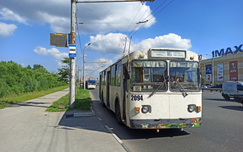 Обрыв сети: на Московском шоссе встали троллейбусы