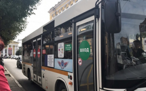 Не пускают пассажиров: в рязанском автобусе на ходу моют полы