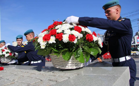 Почтили память: на Площади победы состоялась церемония возложения цветов в честь 75-летия Второй мировой войны