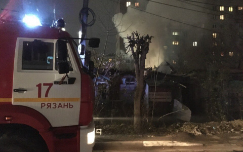 Есть пострадавшие: ночью в Рыбновском районе загорелся деревянный дом