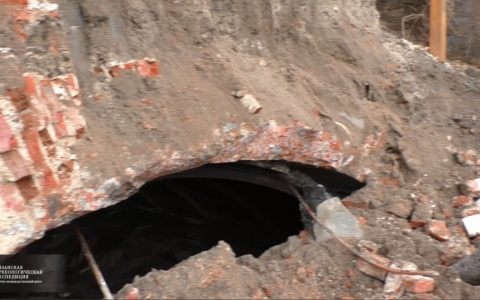 Настоящее подземелье: археологи осмотрели пространство под сводом старинной арки Астраханского моста