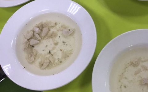 Вода и бледные кусочки: обед в нижегородской школе поразил россиян