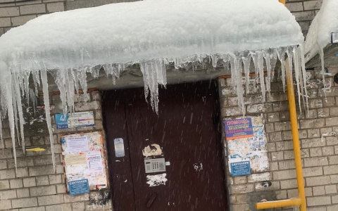 Поздно спохватились: в Нижнем Новгороде начали счищать снег только после гибели женщины