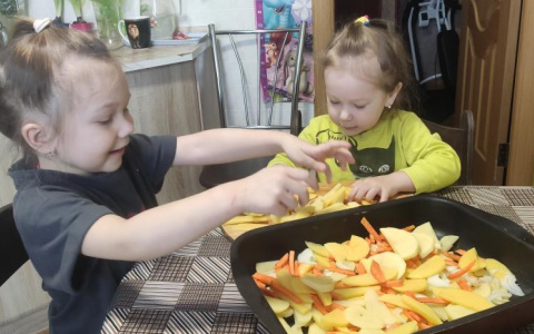 "Я у мамы молодец": рязанка гордится дочками, которые готовят картошку в духовке