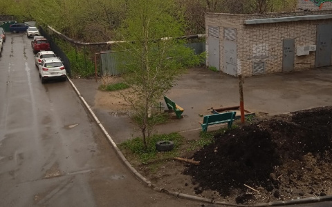 Народный контроль: на Грибоедова землёй засыпали детскую площадку