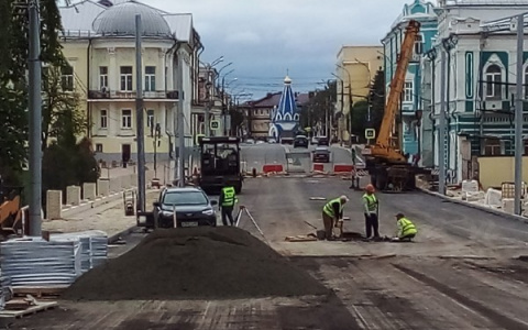 Работа продвигается: на Астраханском мосту укладывают асфальт