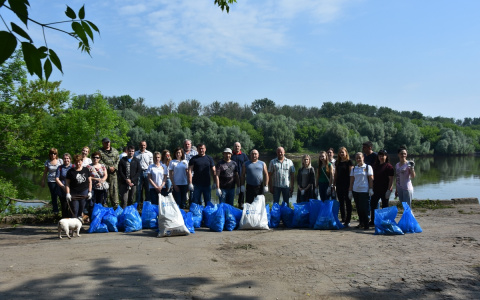35 мешков мусора: в Лесопарке прошла большая уборка