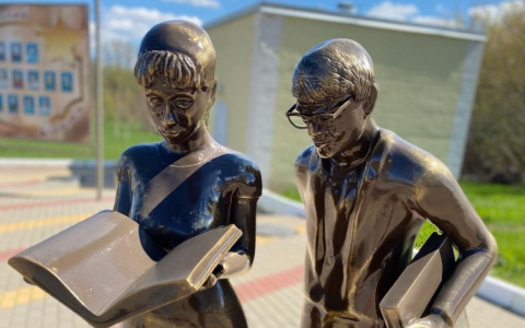 В Белгородской области поставили странный памятник Шурику и Лиде. Сравниваем с рязанским