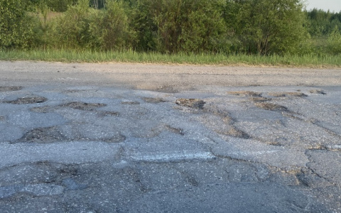 Выбоины и колеи: в Клепиковском районе по решению суда отремонтируют дорогу