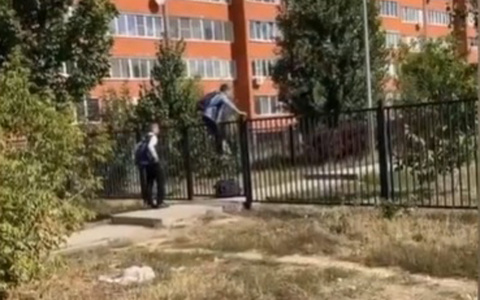 Зачет по физкультуре: ученики рязанской школы №73 идут на занятия через забор