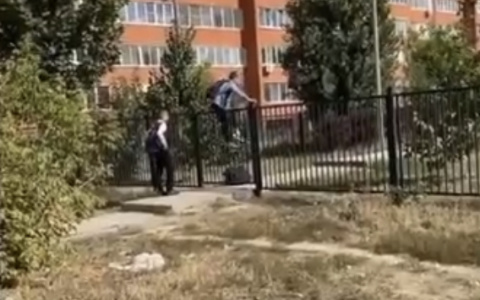 Чтобы попасть на уроки, дети лезут через забор