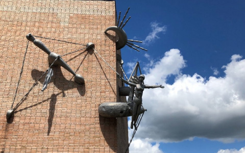 Строителям мешает скульптура на фасаде ДК Птицеводов - ее хотят убрать