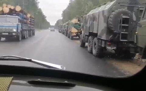 «Вояки в городе»:  в Касимове засняли колонну военной техники
