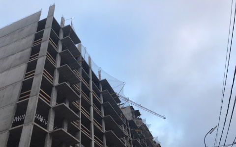 Пролетел пять этажей и сломал позвоночник: на стройке в Рязани произошла трагедия