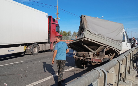 Под Рязанью на трассе М5 фура снесла грузовик дорожников