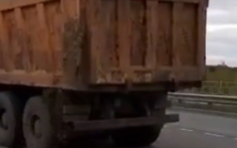Видео: грузовик в Рязани залил дорогу неведомой жижей