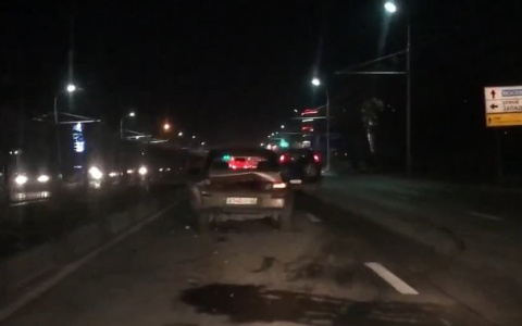 «Возможно была авария»: на Московском шоссе одиноко стоит разбитая «десятка»